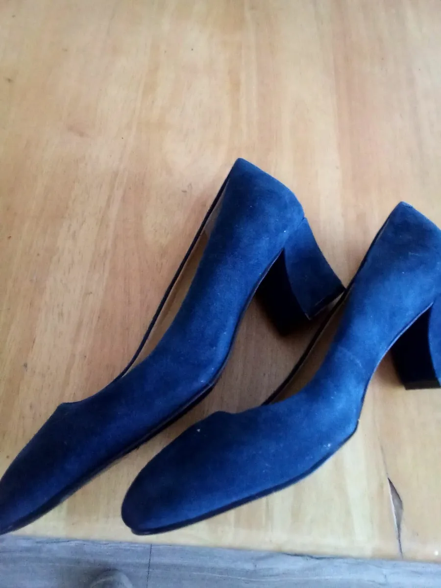 Nine west navy blue sued ladies shoes size 6 - Image 3