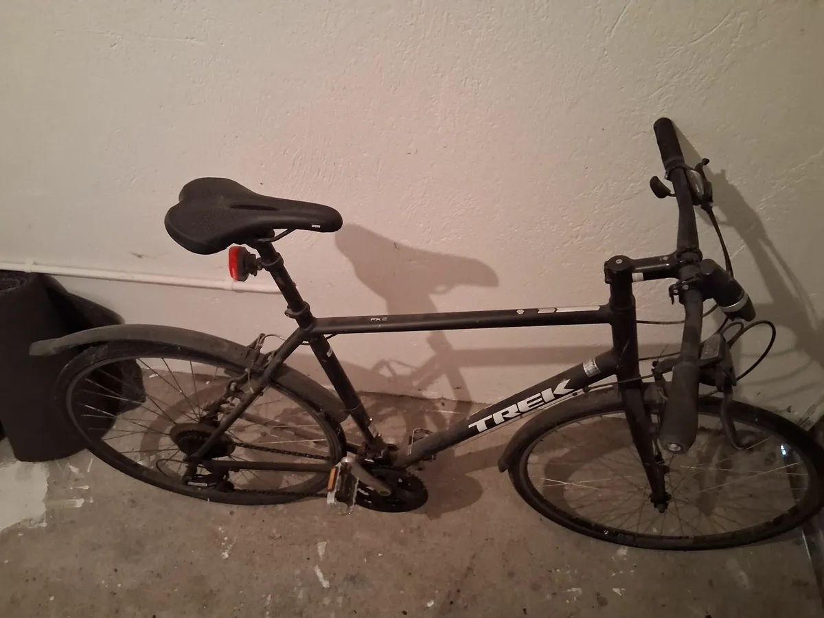 Trek Bicycle & 2 helmets - Image 2