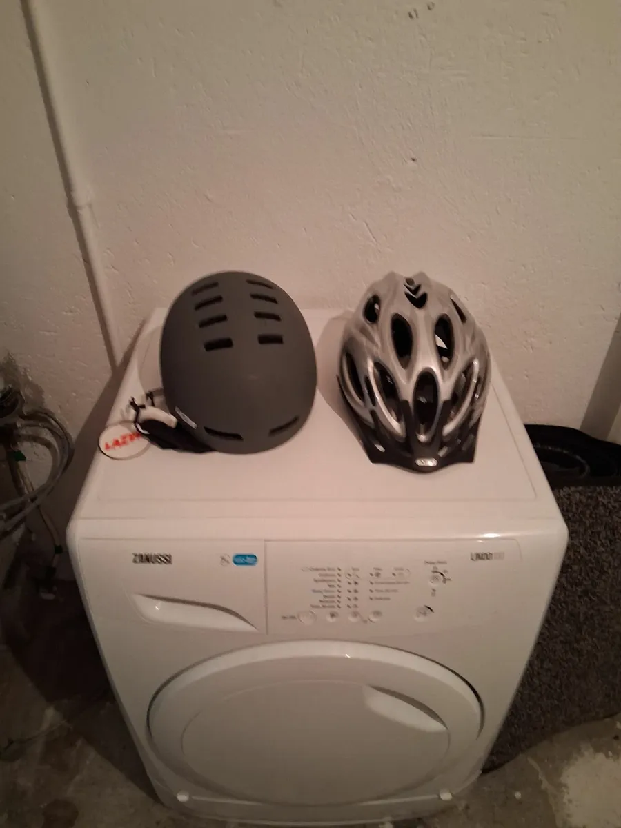 Trek Bicycle & 2 helmets - Image 3