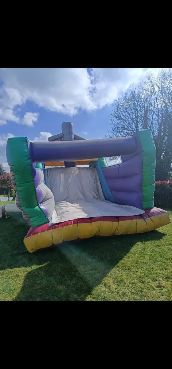 Bouncy castle - Image 2