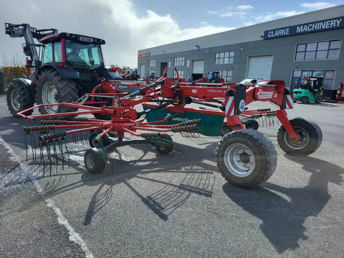 2019 Kverneland 9472C Rake (Wide Wheels) - Image 2