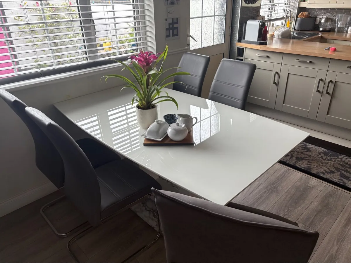 Table and chairs - Image 1