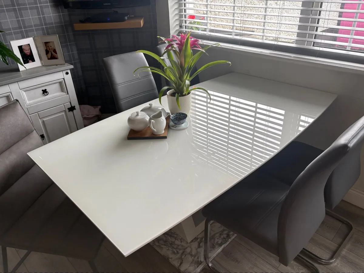 Table and chairs - Image 2