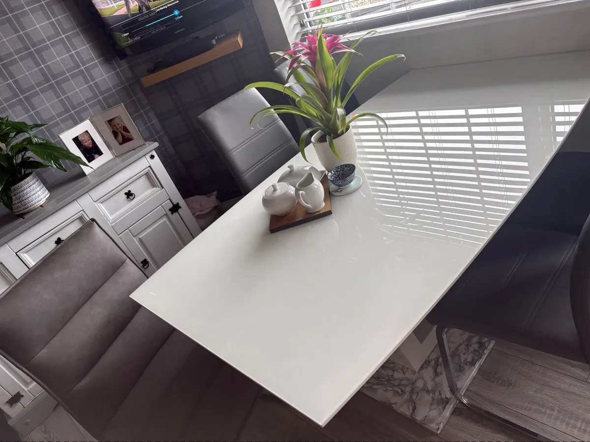 Table and chairs - Image 3