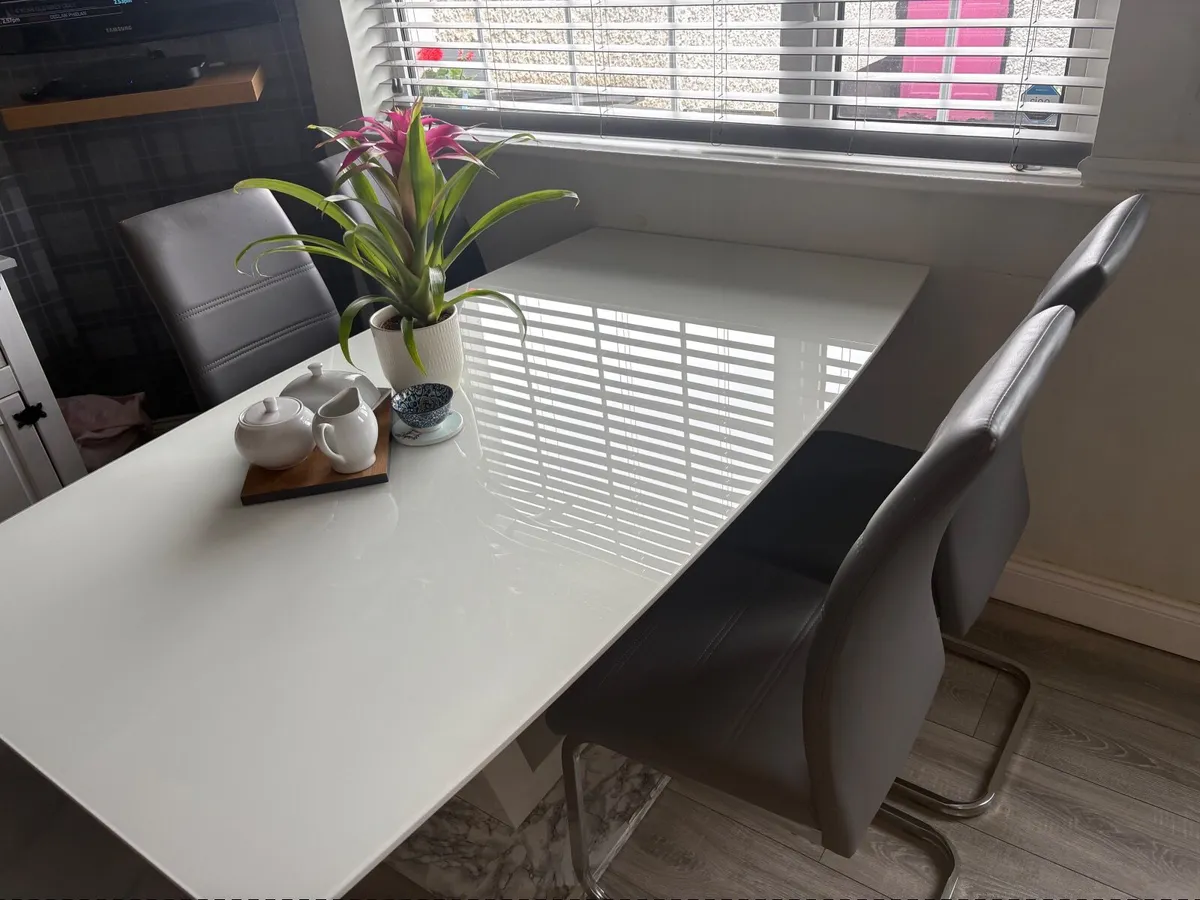 Table and chairs - Image 4