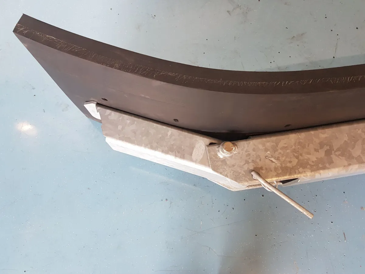Kemp Galvanized rubber feed scraper (RVS) - Image 2