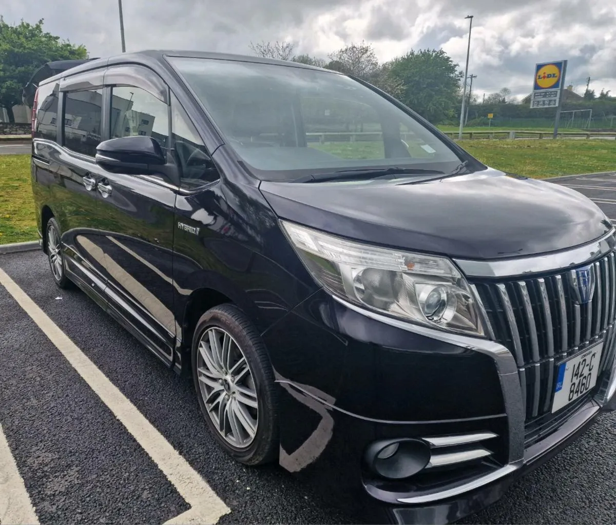 Toyota Esquire 1.8L Hybrid 7 seats Automatic94K Km - Image 1
