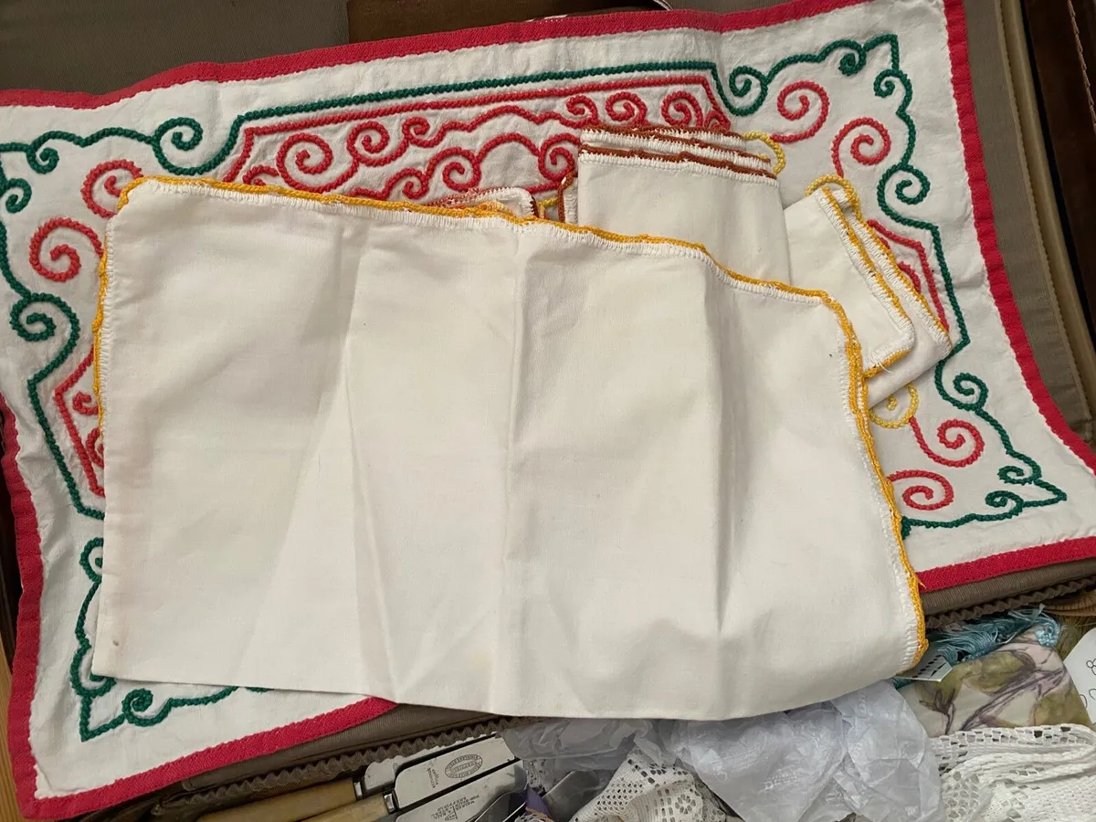 Linen hand embroidered antique serviettes & tray c - Image 2