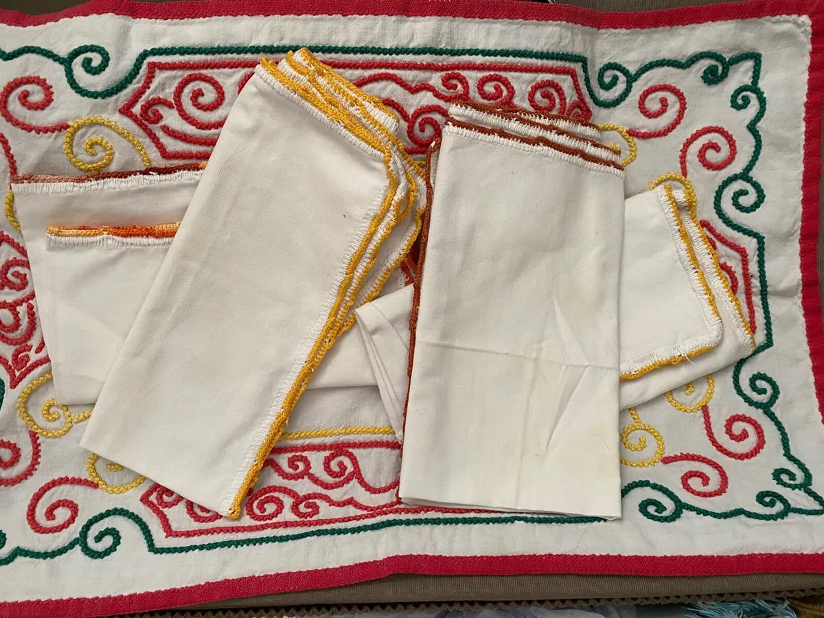 Linen hand embroidered antique serviettes & tray c - Image 3