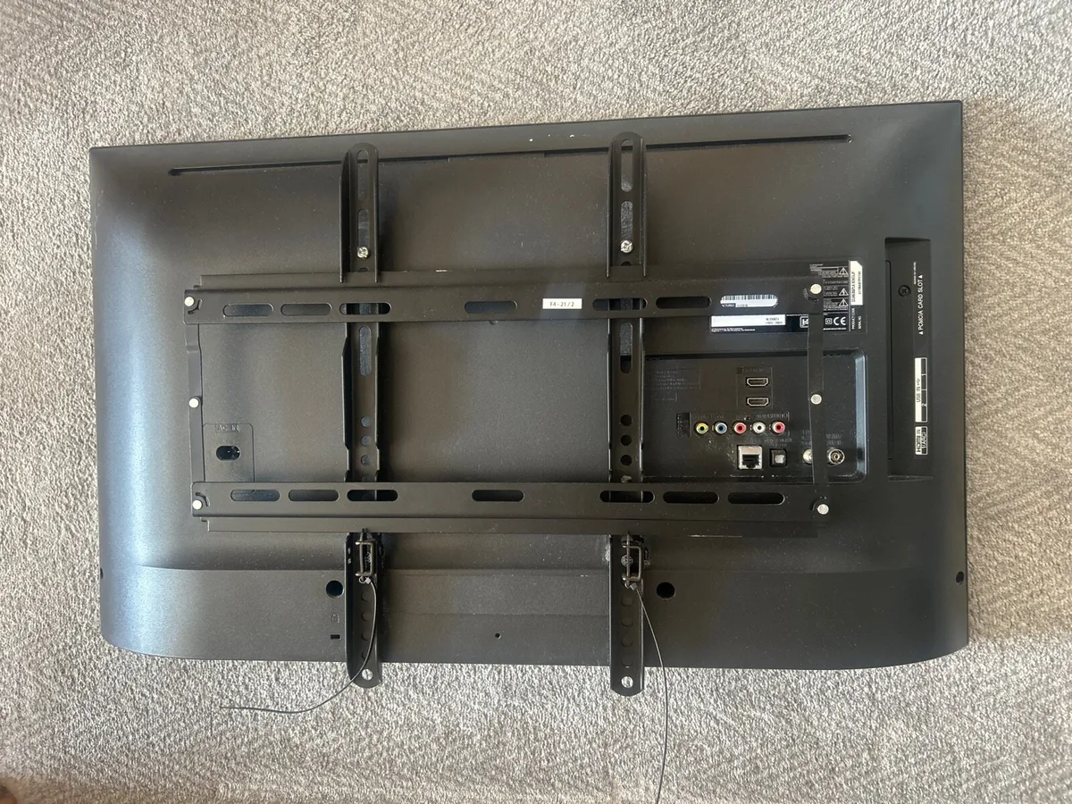 Lg 32” Smart TV  with wall mount - Image 2