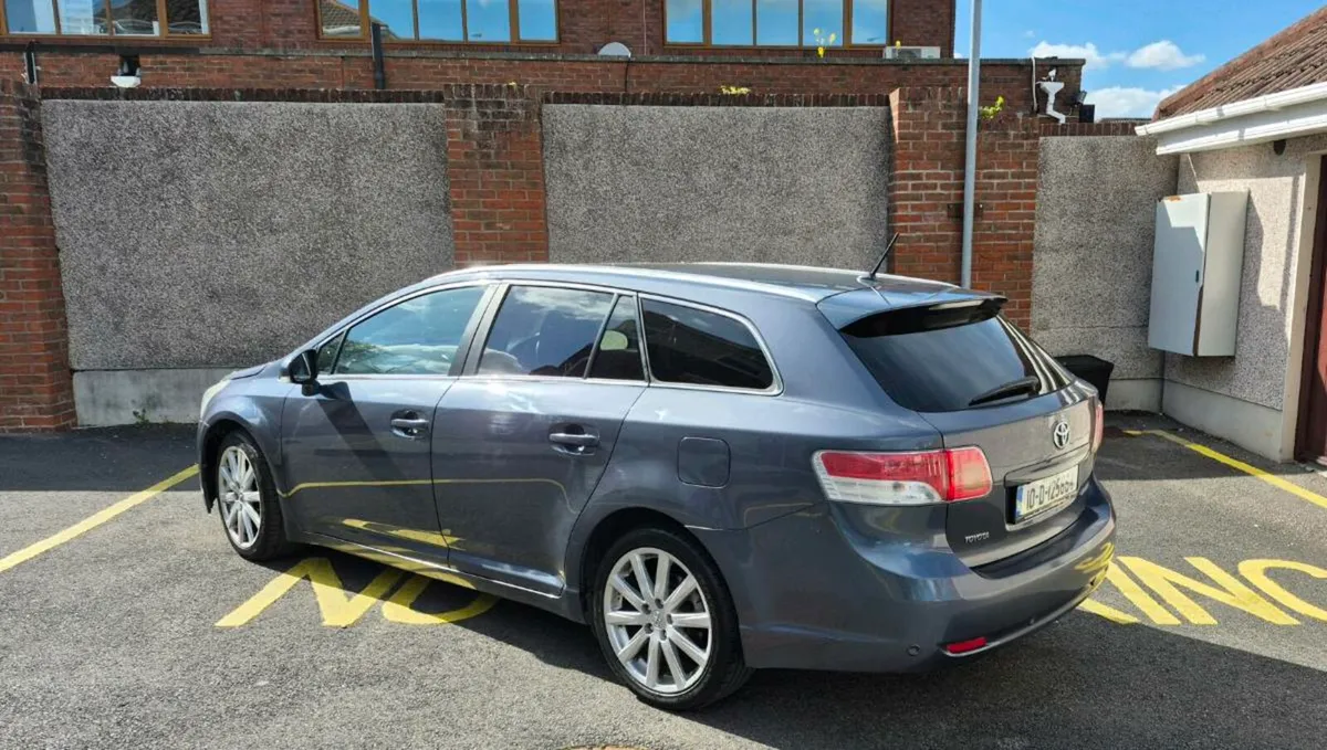 Toyota Avensis estate - Image 2