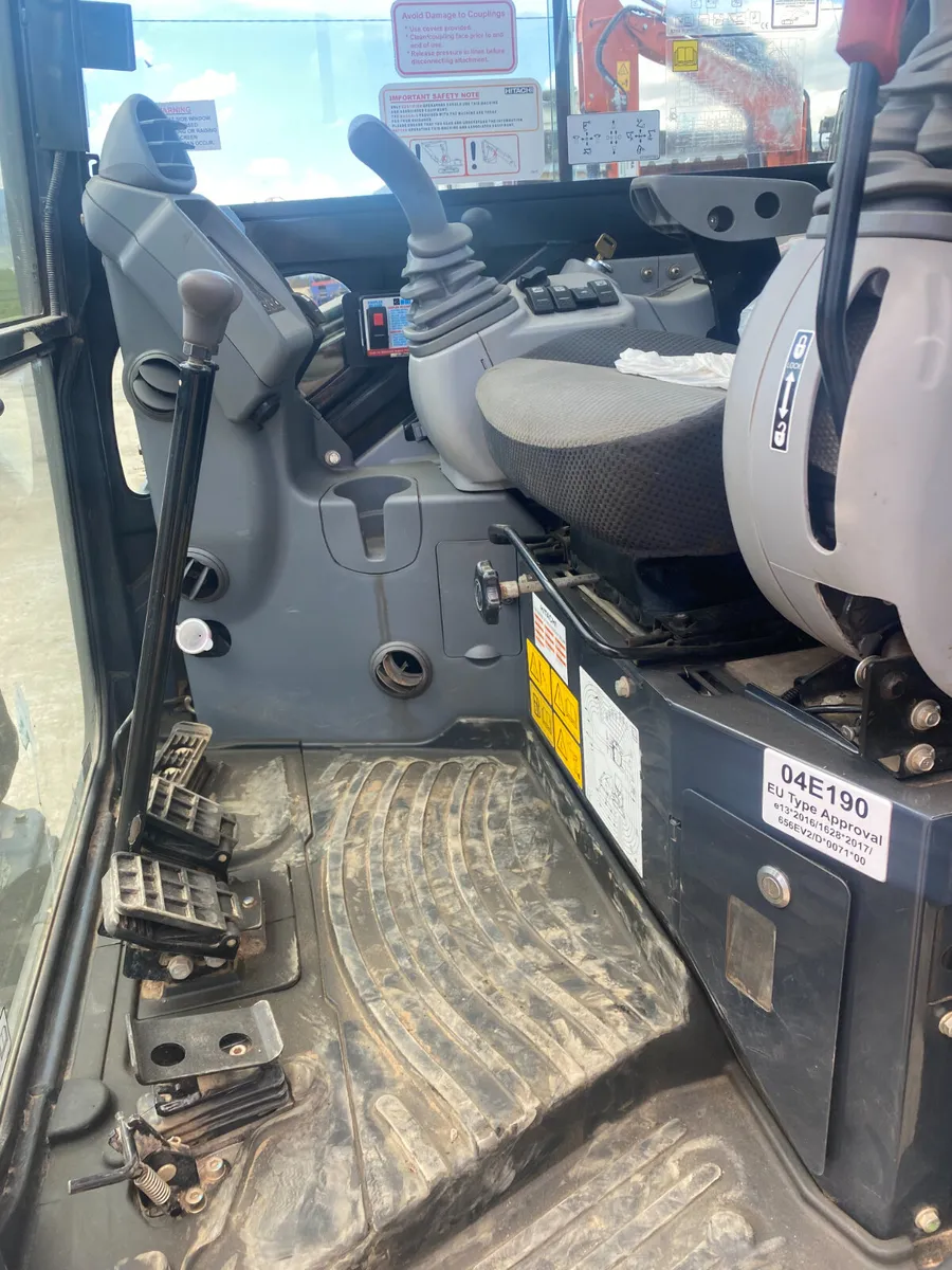 2023 Hitachi 33U (950 hours) - Image 4