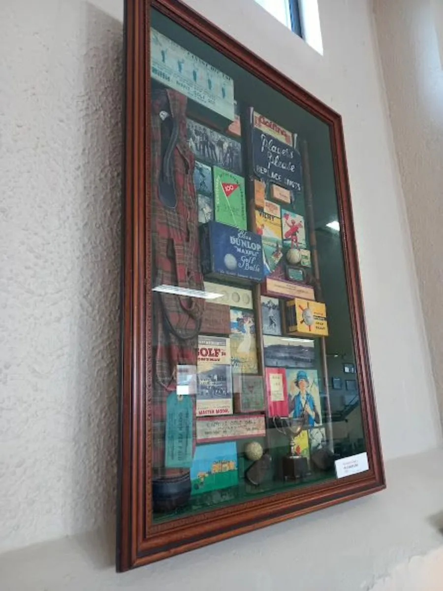 Memorabilia displays Aviation, Golf, Motorsport - Image 1