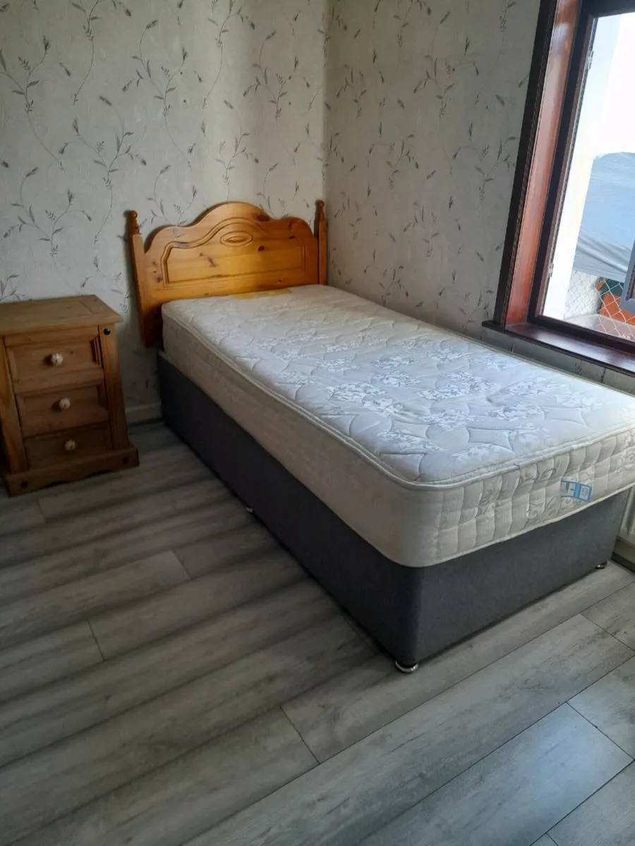2 Single beds - Image 1