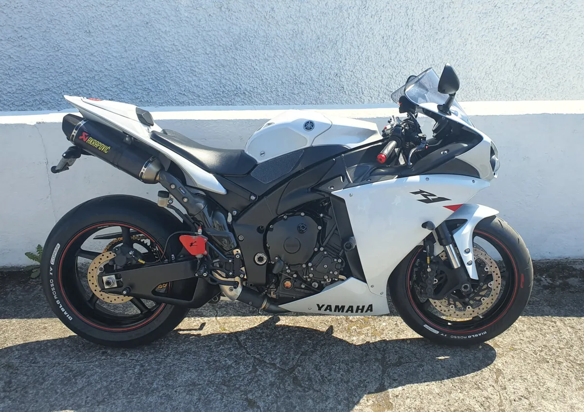 Yamaha R1 Akrapovic @ Doyle's Athlone - Image 1