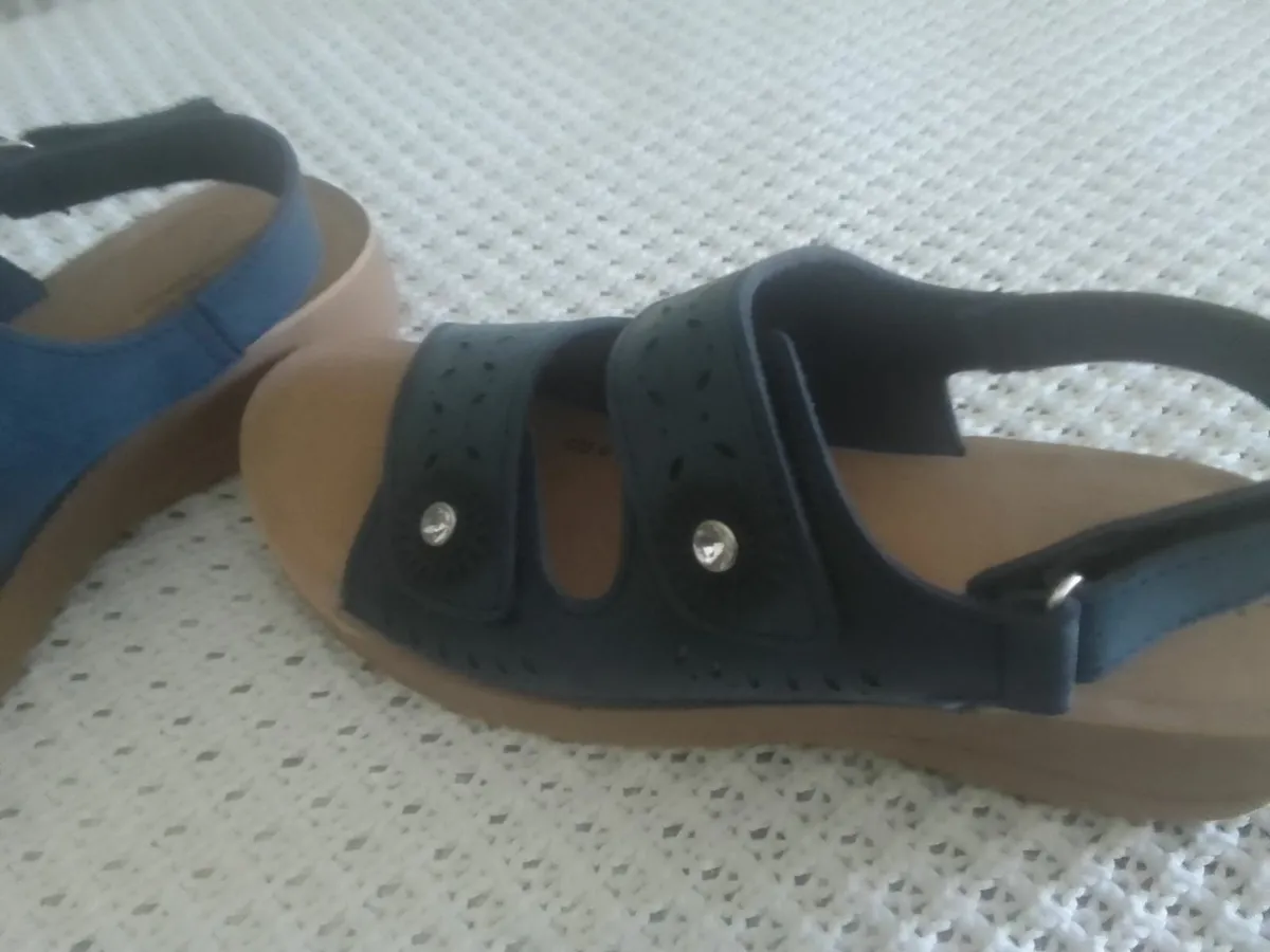 BLUE LOW WEDGE DIAMANTE SANDALS 6  NEW - Image 2