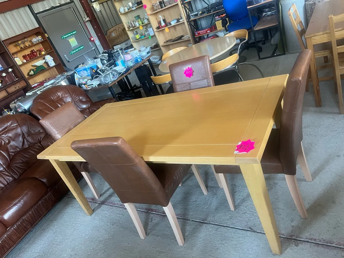 Table and 4 chairs - Image 1