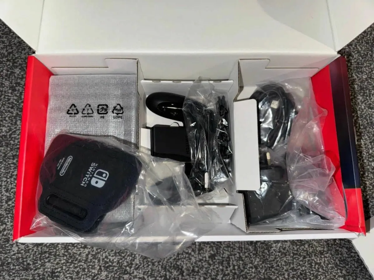 Nintendo Switch Bundle with 3 Games & Accessories - Image 4