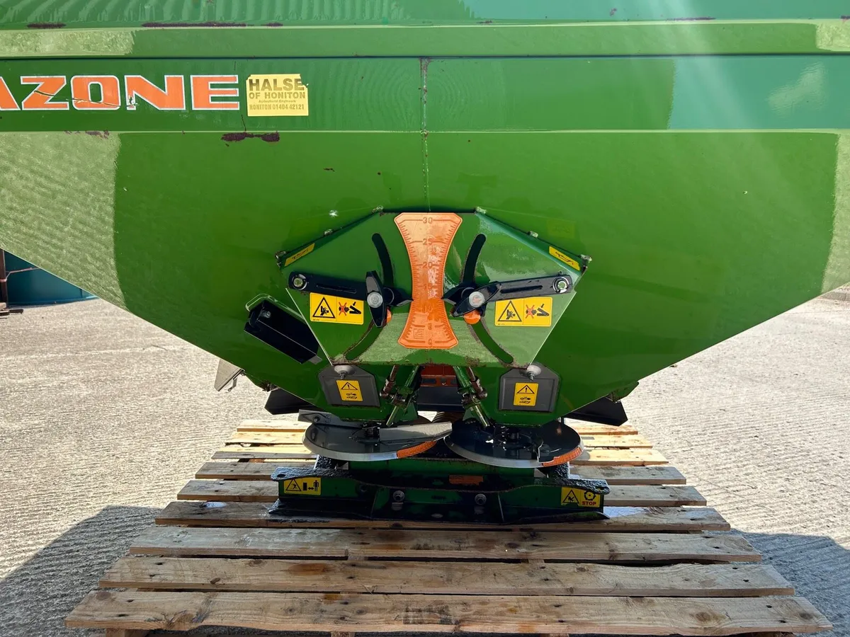 Amazone ZAX 902 Fertiliser Spreader - Image 4