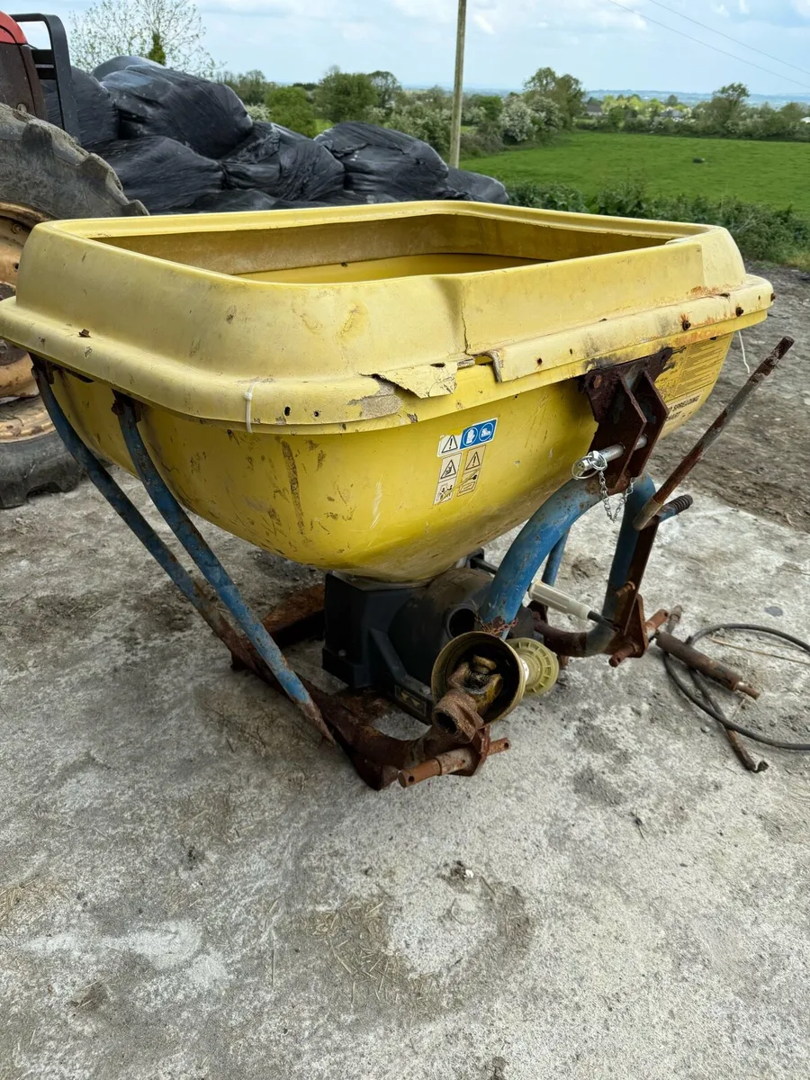 Fertiliser spreader - Image 1