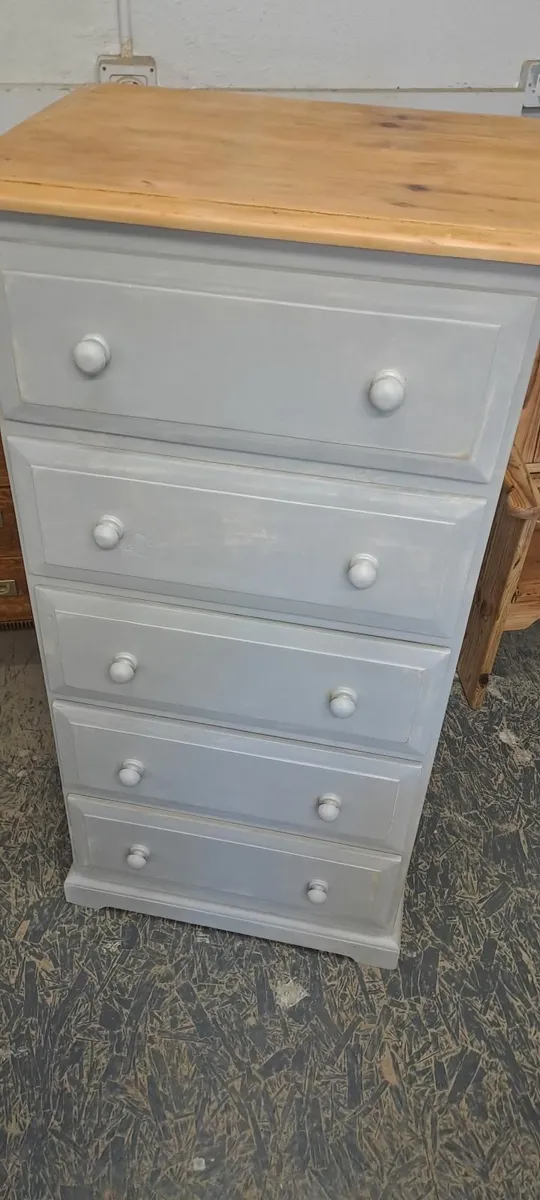 Large vintage pine chest of drawers, grey - Image 4