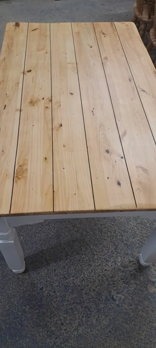 Rustic style pine table, 6 chairs, f and b white - Image 2