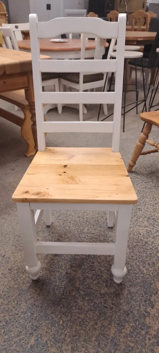 Rustic style pine table, 6 chairs, f and b white - Image 3