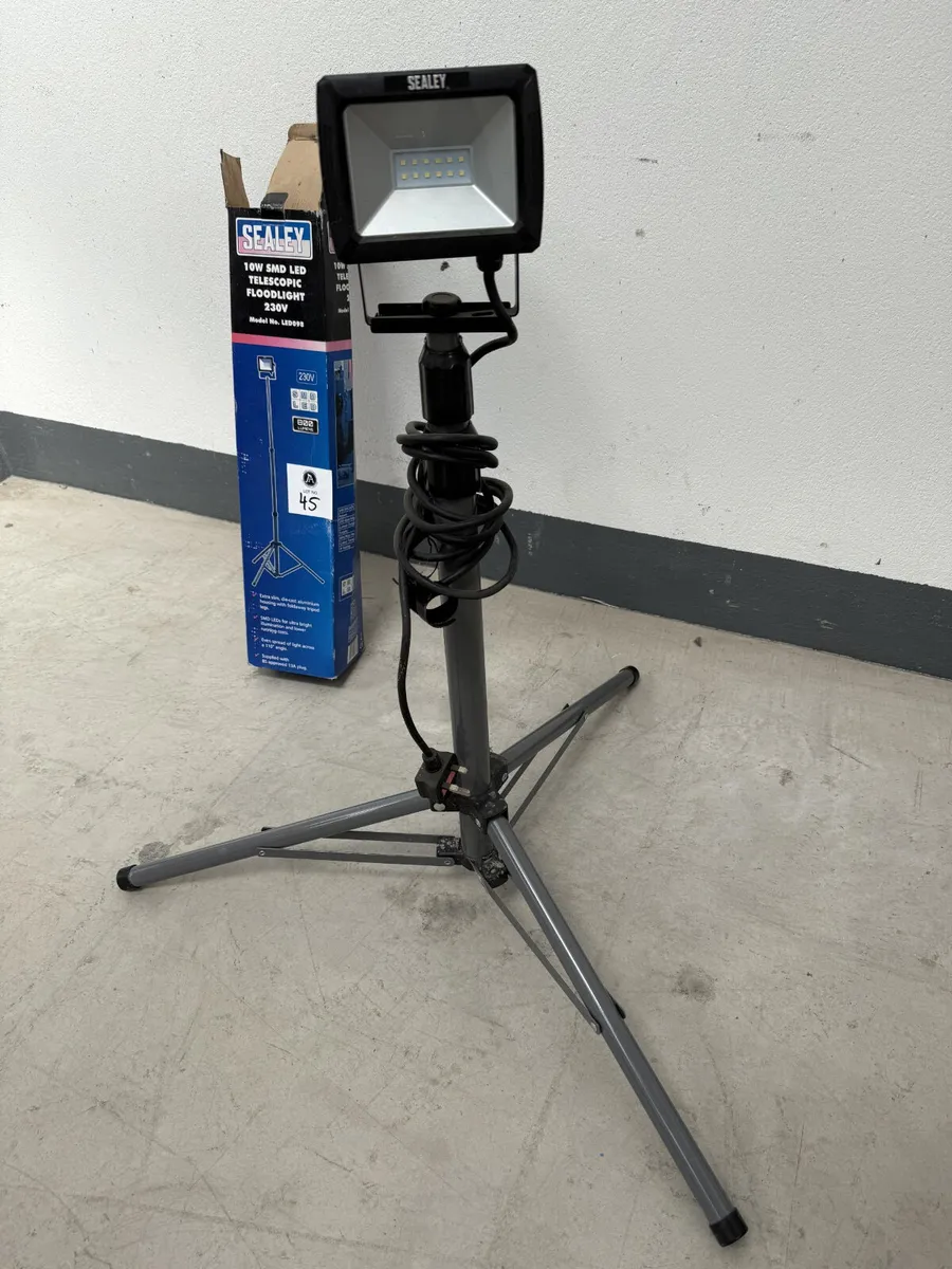 New Telescopic Floodlight **Online Auction** - Image 1