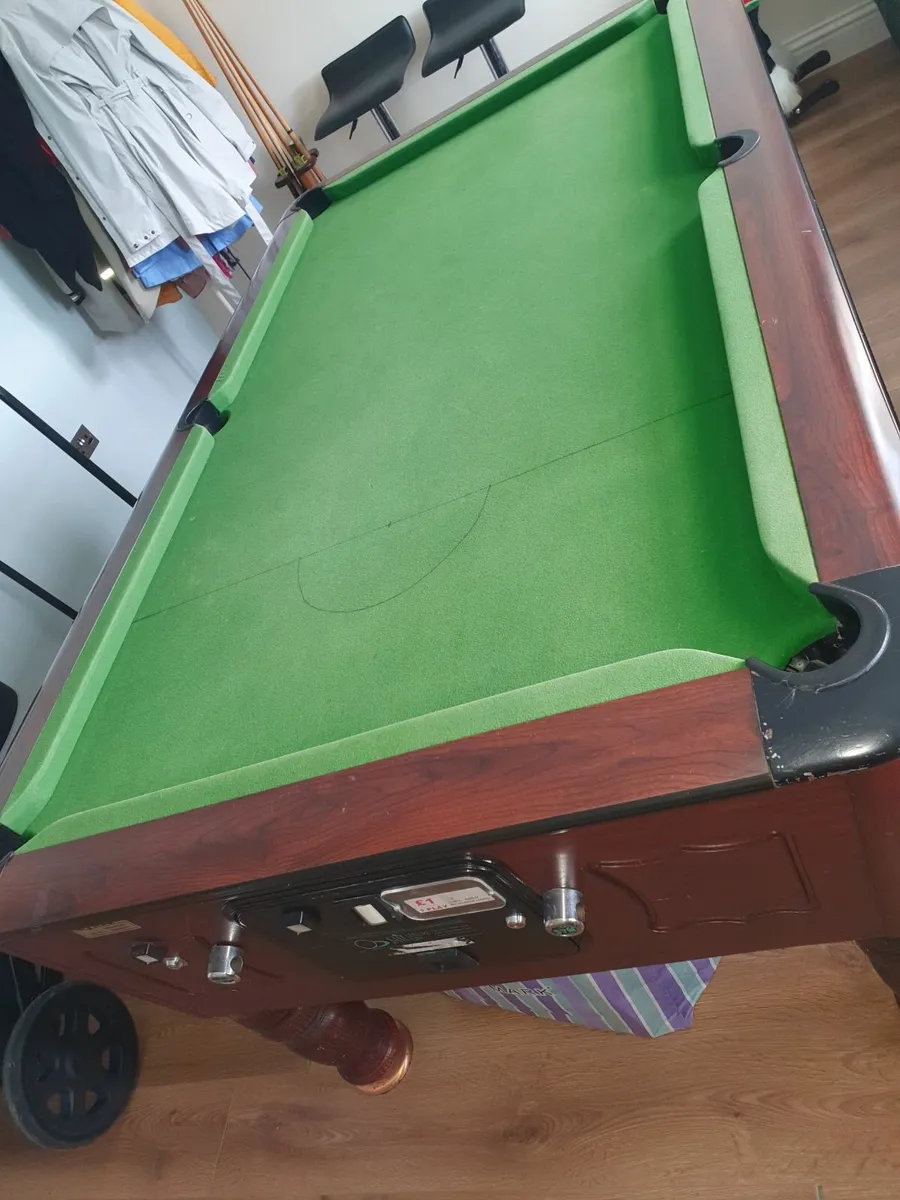 Pool table - Image 1