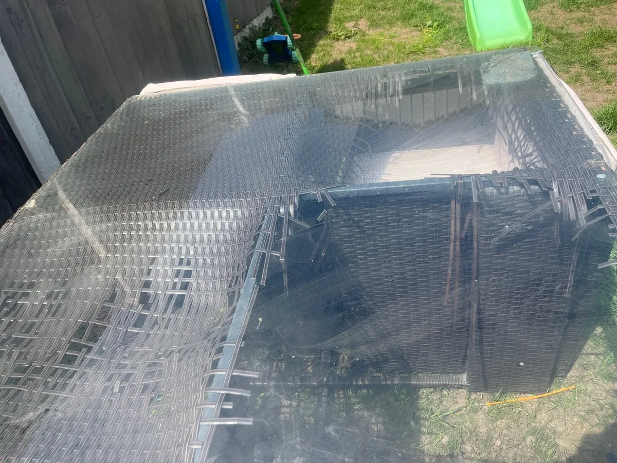 Damaged Rattan garden table and chairs - Image 2