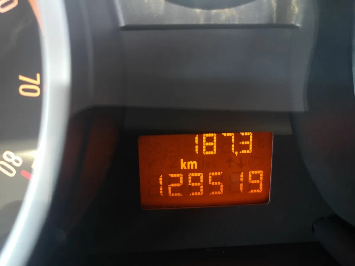 Opel Corsa 2011 - Image 2