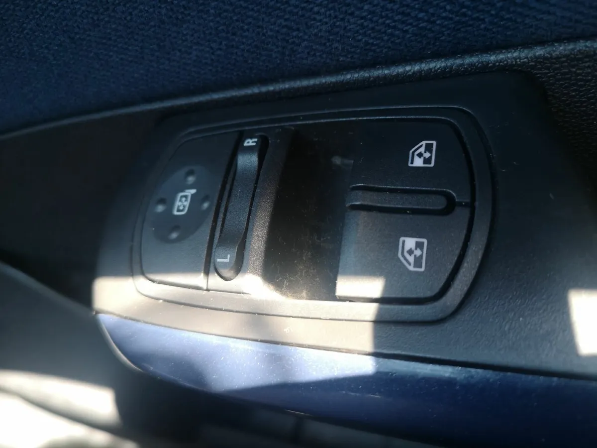 Opel Corsa 2011 - Image 4