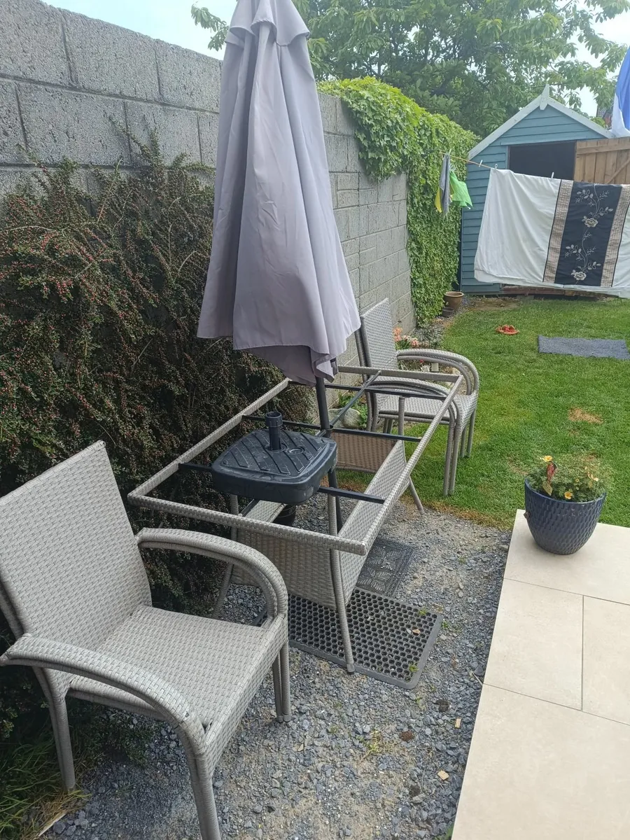 Garden table +4 chairs + umbrella - Image 1