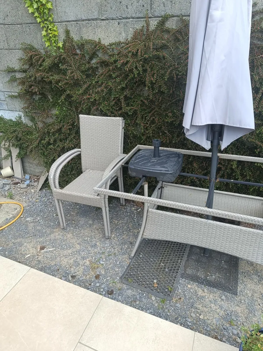 Garden table +4 chairs + umbrella - Image 2