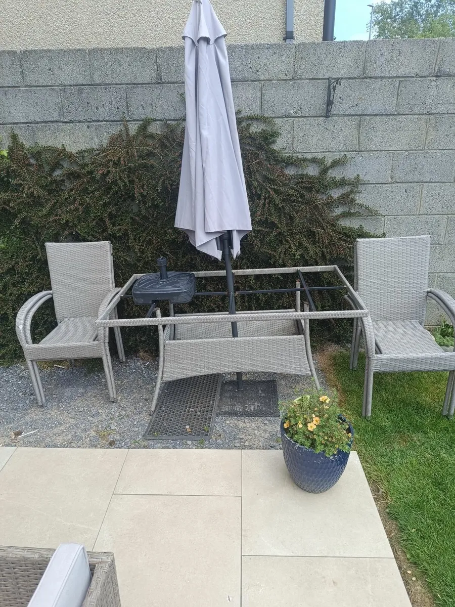 Garden table +4 chairs + umbrella - Image 3
