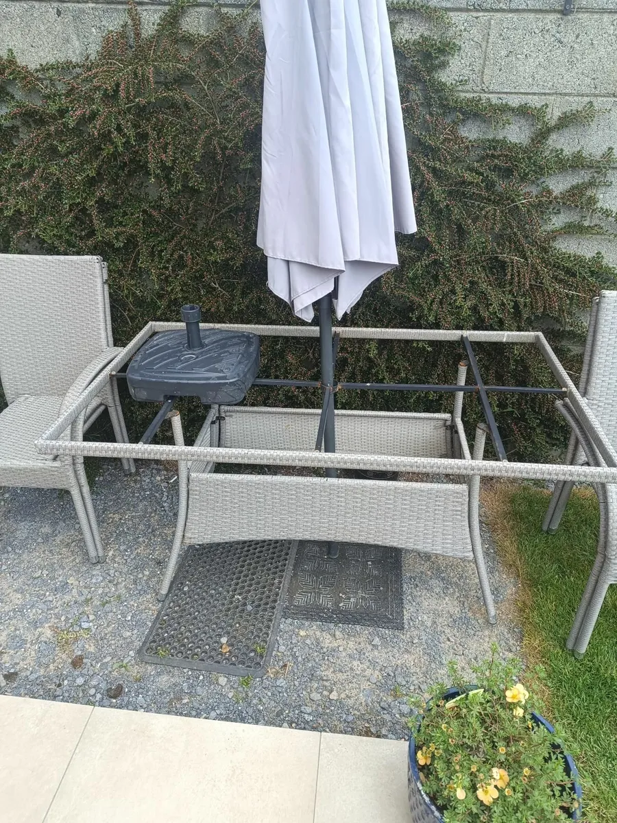 Garden table +4 chairs + umbrella - Image 4