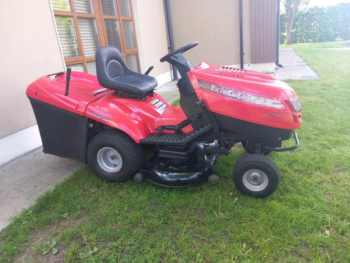 Ride on lawnmower - Image 1