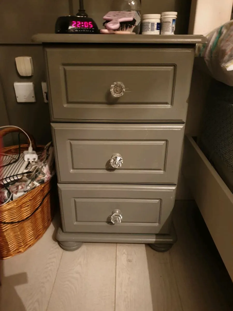 Bedroom furniture - Image 4