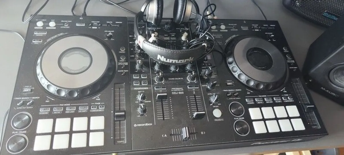 pioneer ddj 800 & Numark hf25 dj headsett - Image 1