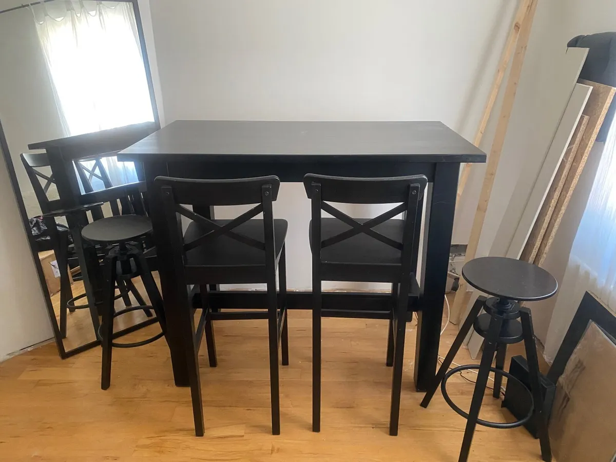 Table + 4 chairs - Image 1