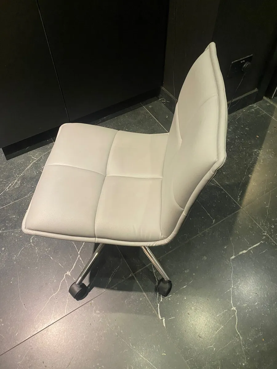 Office chair - Image 1