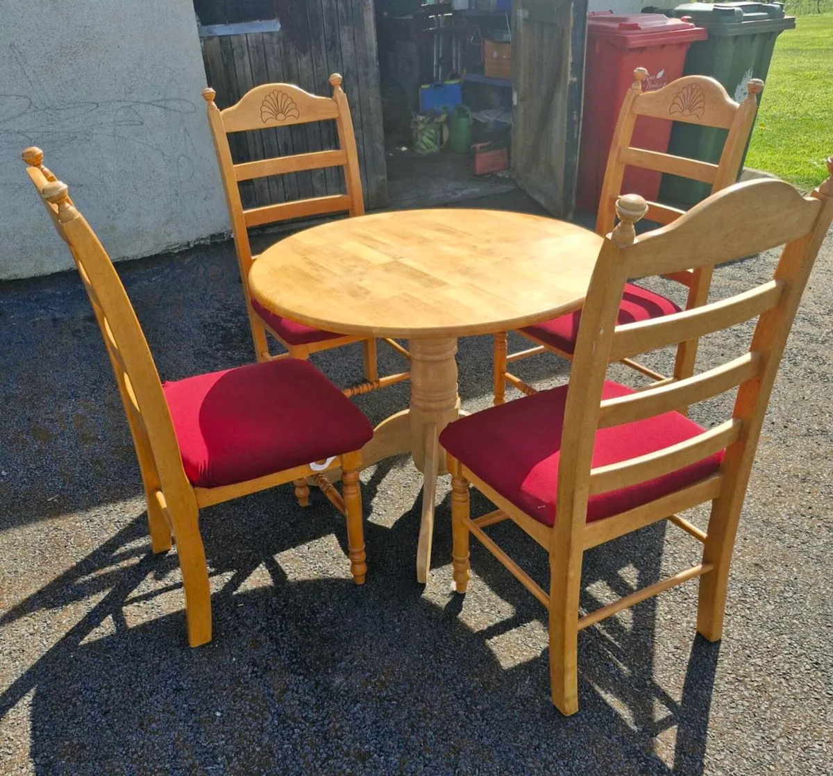 SOLID PINE ROUND TABLE AND 4 CHAIRS - Image 1