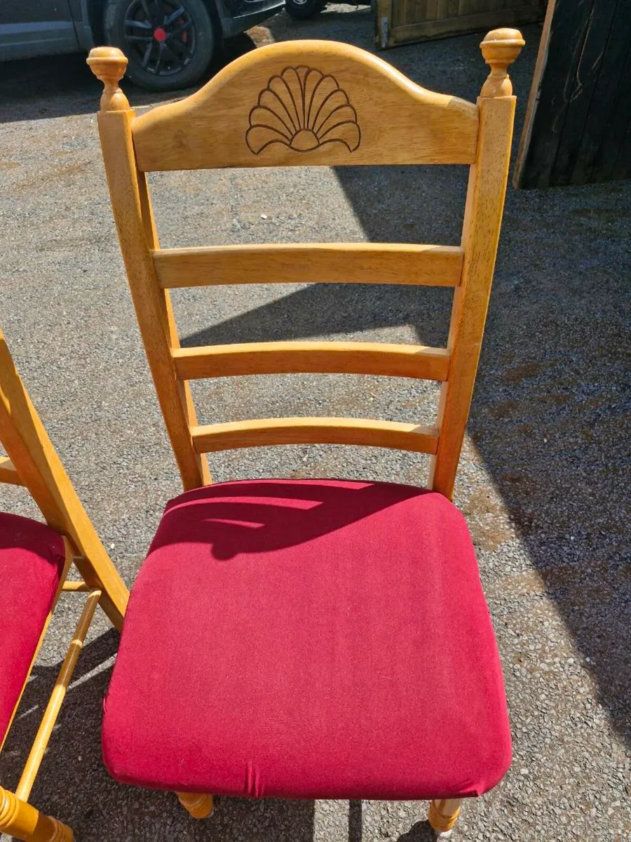 SOLID PINE ROUND TABLE AND 4 CHAIRS - Image 2