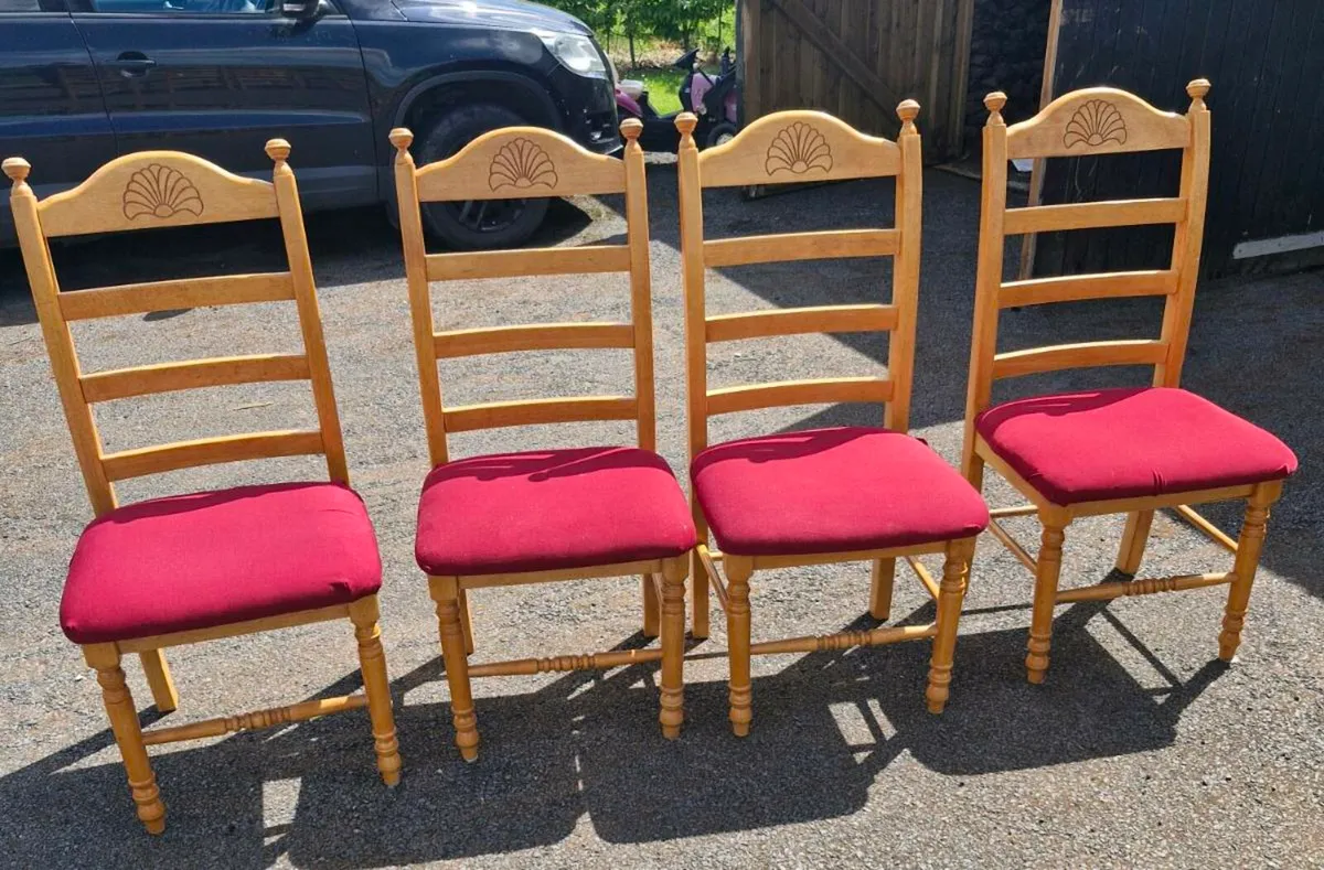 SOLID PINE ROUND TABLE AND 4 CHAIRS - Image 3