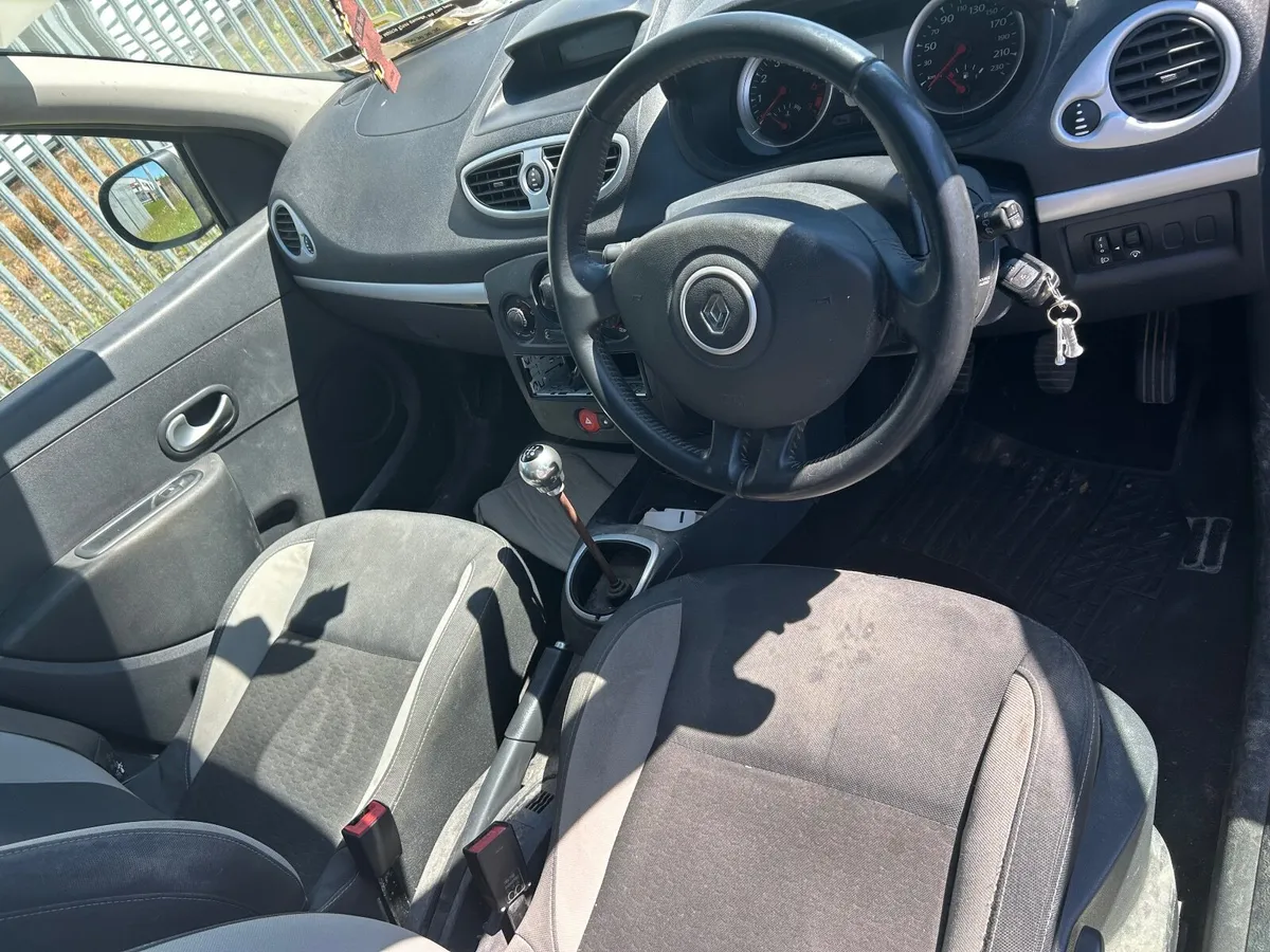 2011 Renault Clio 1.2 nct and tax trade to clear - Image 3