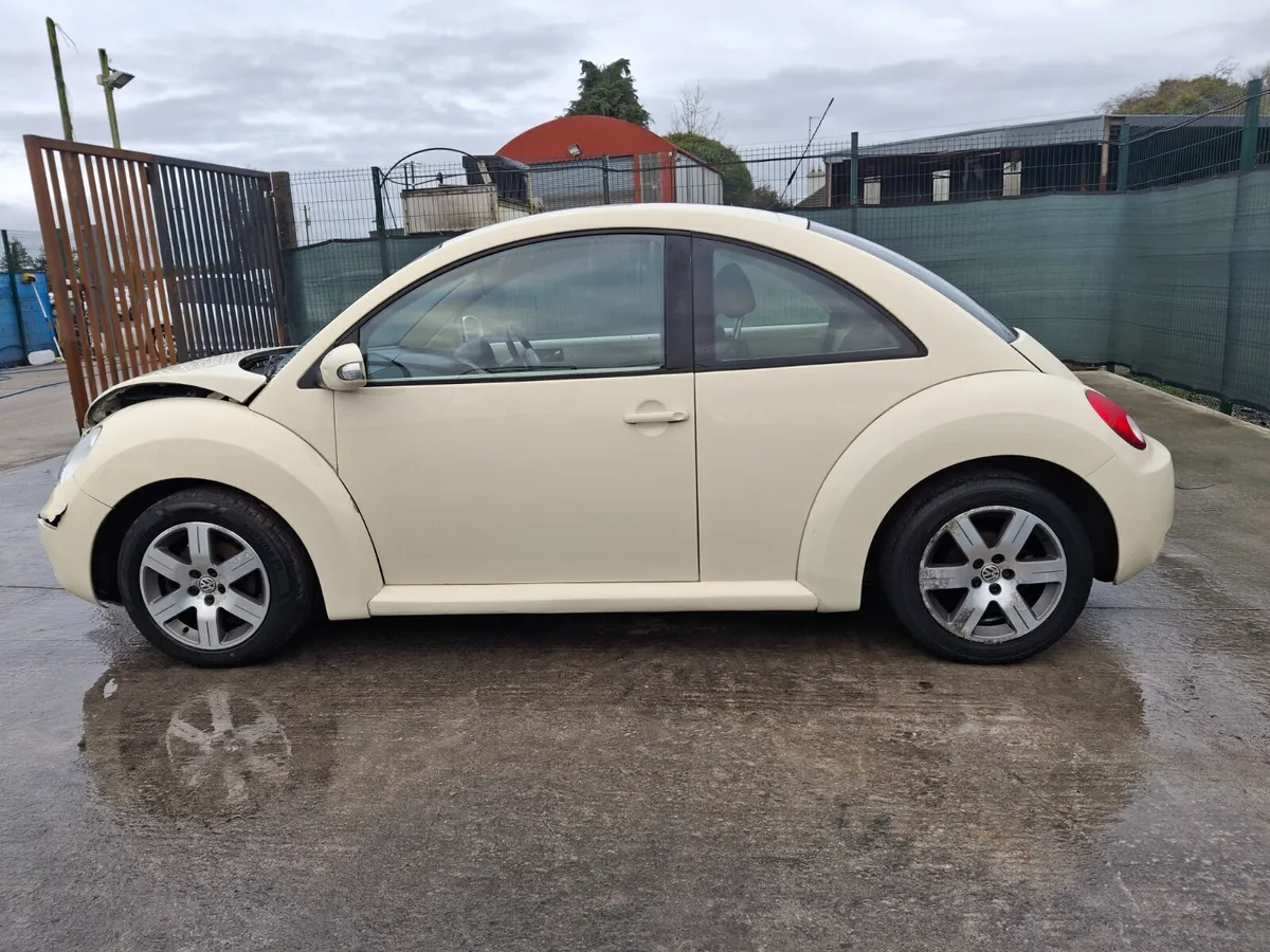 2010 Volkswagen Beetle - Image 2