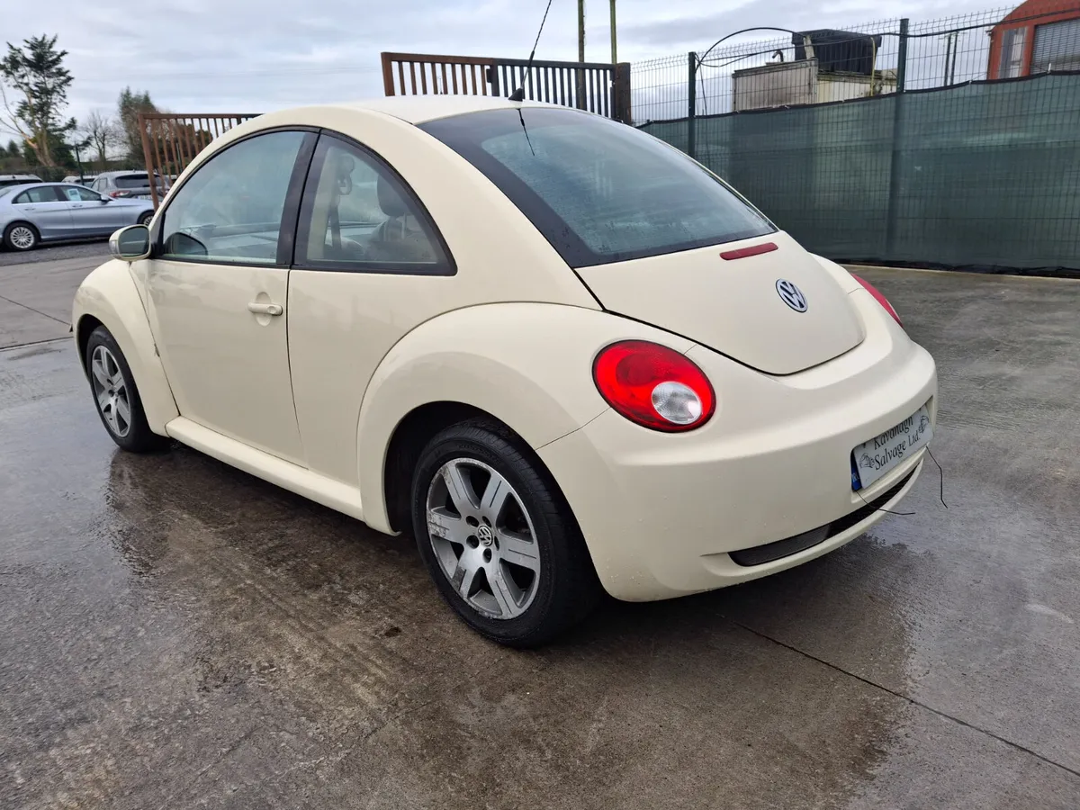 2010 Volkswagen Beetle - Image 4