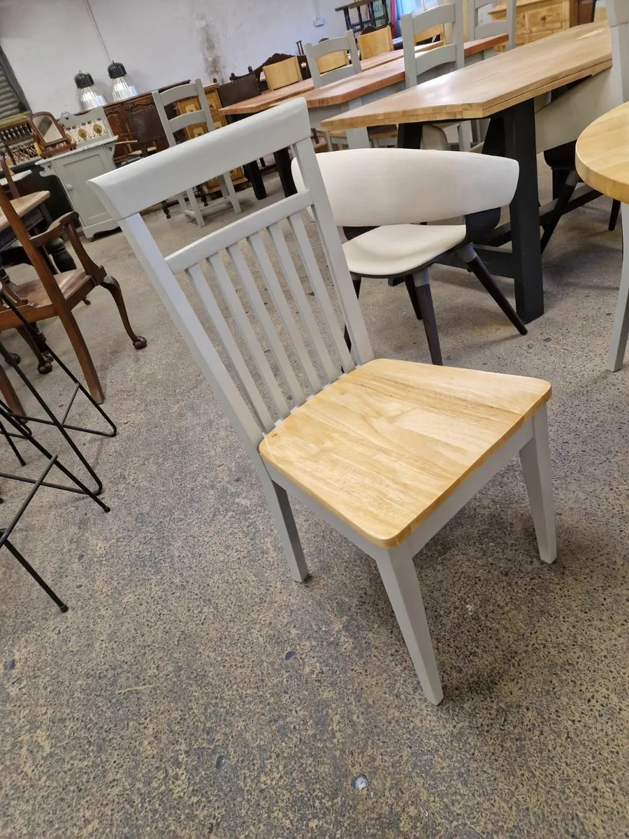 Round oak table, 4 chairs, grey - Image 2