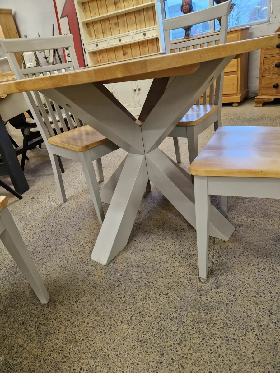 Round oak table, 4 chairs, grey - Image 3