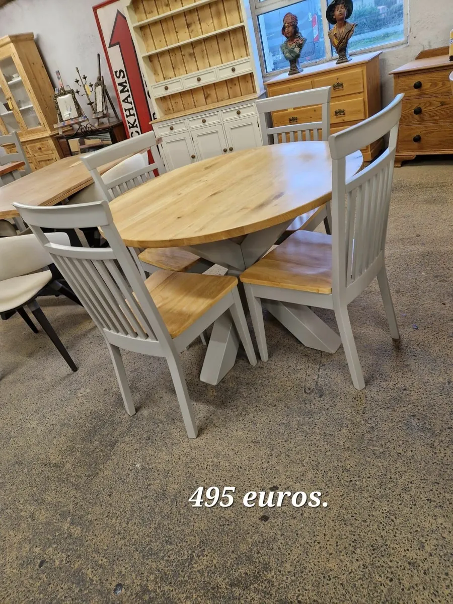 Round oak table, 4 chairs, grey - Image 1